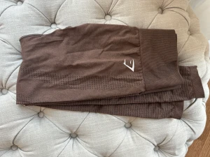 Träningstights Gymshark - Har använts 2 gånger, tvättats 1 gång. Säljs på grund av att storlek M är för stort för mig, har köpt S istället. Otroligt sköna och snygga!! 