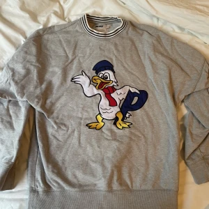 Palace Chilly Duck Out Drop Shoulder Crew - Medium - Grey  - Palace Chilly Duck Out Drop Shoulder Crew - Medium - Grey, LTD från FW 2020