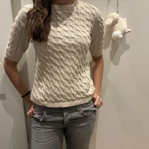 Stickad tröja - Säljer min jötte finna stickade tröja ifrån salt, knappt andvend , inga defekter❤️