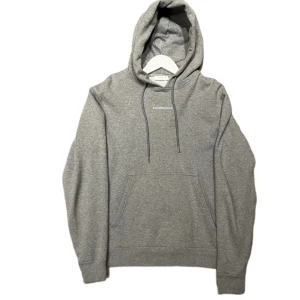 Sandro Paris Hoodie  - Sandro Paris Hoodie som är lätt begagnad och i väldigt bra skick.  Alla våra plagg finns på instagram @wearabletwice 