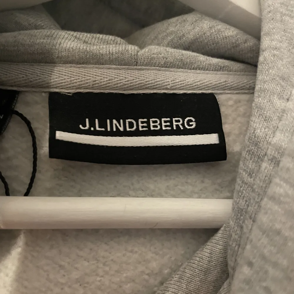 Jätte fin tröja från J.Lindeberg i nyskick inga defekter 9/10. Pris kan diskuteras vid snabb affär!. Hoodies.