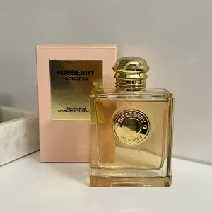 Burberry goddess 100 ml - Stor flaska burberry goddess 100 ml.  Parfymen är självklart äkta och är endast använd fåtal gånger. Ordinarie pris: 1790kr