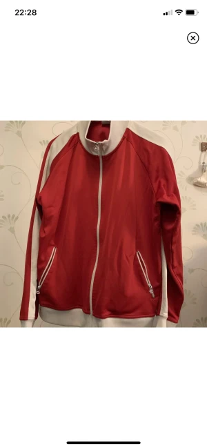 Röd zip-up - Fin röd zipup men vintage look. I fint skick! Storlek XL på lappen men sitter enligt mig som M/L.