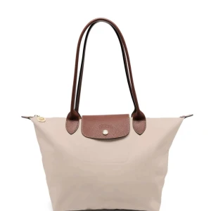 Longchamp väska - Superfin Longchamp väska i färgen off-white. Använd ca 5 gånger och är i väldigt bra skick. Jag säljer endast den för att den inte kommer till användning. Den har en liten fläck längst ner i hörnet.Fler bilder finns om intresset finns🩷den är såklart äkta