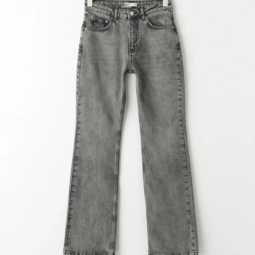 Säljer mina jättesnygg petite jeans från ginatricot för att dom inte kommer till användning. Väldigt bra skick!! Ordinarie pris 499 kr, säljer för 250 kr!!. Jeans & Byxor.