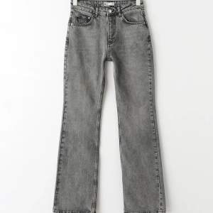 Säljer mina jättesnygg petite jeans från ginatricot för att dom inte kommer till användning. Väldigt bra skick!! Ordinarie pris 499 kr, säljer för 250 kr!!