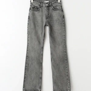Full length petite flare jeans  - Säljer mina jättesnygg petite jeans från ginatricot för att dom inte kommer till användning. Väldigt bra skick!! Ordinarie pris 499 kr, säljer för 250 kr!!