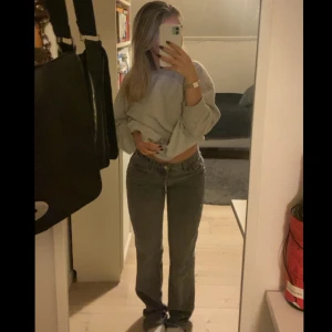 Lågmidjade jeans  - Säljer dessa gråa lågmidjade byxorna då de tyvärr inte kommer till användning längre. Dem är i jättefint skick 