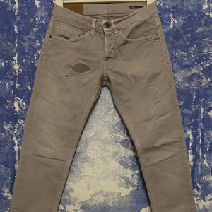 Dondup Jeans  - Supersnygga och fräscha Dondup jeans. Storlek 30 modell George. Om ni inte har så bra koll på storlekarna på Dondup jeans är det bara att skriva. 