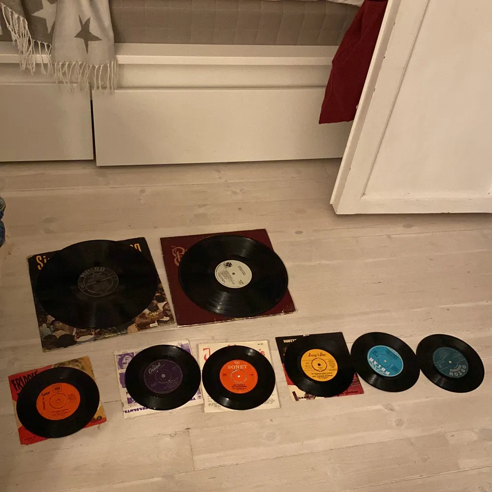 Vinyler i bra skick, aldrig använt dem! Går också bra att hänga upp på väggen som dekoration! Dem små kostar 10kr styck och dem stora 15kr styck!🫶🏽 Om du är intresserad skriv med mig så jag vet vilken av dem du vill ha!❤️. Övrigt.