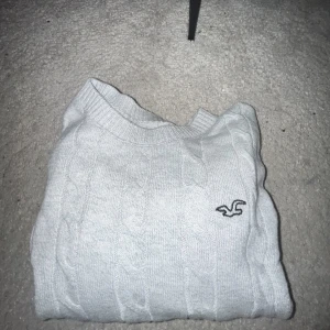 Hollister tröja  - En ljusgrå holister stickad tröja, i helt ny skick. 