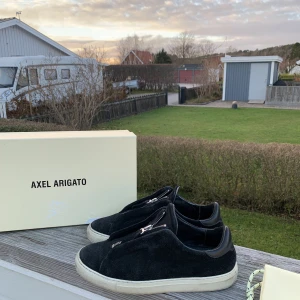 Axel Arigato skor  - Säljer mina Axel Arigato skor. 8/10 skick. Storlek 40. Endast skorna. Hör av dig om du har några frågor. Pris kan diskuteras vid snabb affär!