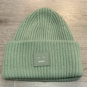 Acne studio mössa  - Köpt denna vintern på Johnells. Köptes för 1600kr men tyckte inte jag passa i den så för att matcha andra priser så kör vi ett väldigt bra pris för en helt ny acne mössa. Så tveka inte för att höra av er!