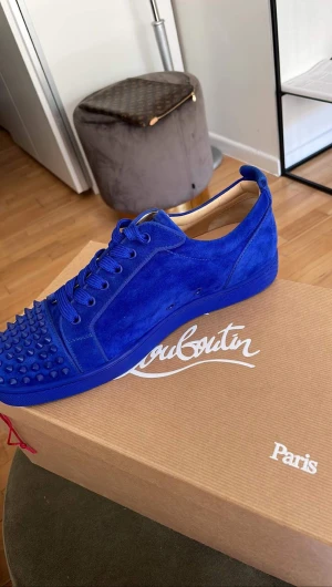 Christian Louboutin - Christian louboutin junior spikes blå Allt og finns förutom kvitto, dem är köpta i Palma. Storlek: 43 Skick: 9/10 Pris: 4200kr