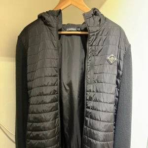 J Lindberg cardigan  - Denna modell verkar vara slutsålt men här går det att få tag på den! Använt fåtal gånger då den inte passar min stil. Tveka inte höra av er om det är några frågor.