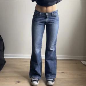 Snygga vintage lågmidjade jeans, för små för mig därför säljer jag. Midja 76 innerben 78, passar någon som är runt 165 med storlek S. 