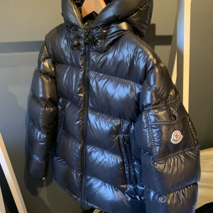 Moncler jacka  - Moncler jacka i fint skick! Nyligen inköpt moncler jacka. Jackan är i färgen navy! Storlek 1 som motsvarar S mindre M. Givetvis äkta, Nypris cirka 16 000kr idag! Finns i centrala Stockholm! Finns några mindre defekter 