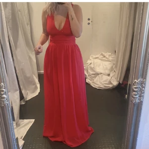 Balklänning  - Säljer min andra balklänning, använd 1 gång, jag är 1,63 cm lång och jag hade 8-10 von klackar på mig och den var bra i längden.