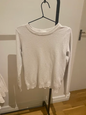 Vit stickad tröja - Jag säljer min vita stickade tröja från vero Moda. Den är använd därav priset men i bra skick. Du står för frakten. Skriv privat för fler bilder💗