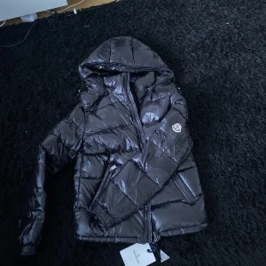 Moncler jacka - Intressekoll! Använd 2ggr och är som i nyskick. Kom DM vid frågor! Priset är inte fast!❤️