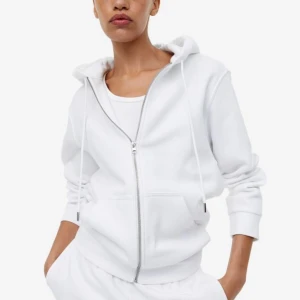 Vit hoodie - Vit hoodie från HM, fint begagnat skick. Ser något gul ut på bilden men det är ljuset. Liten i storleken sitter bra/lite oversize på mig som har xs/s.