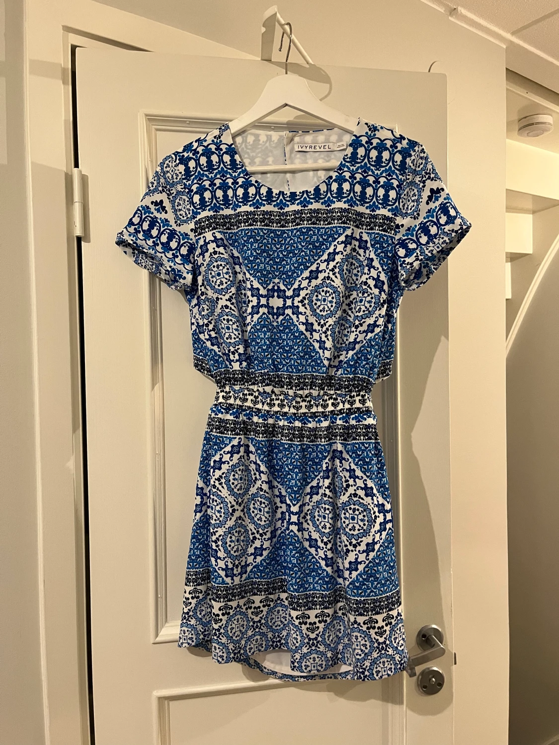 Härlig blå och vit mönstrad klänning 