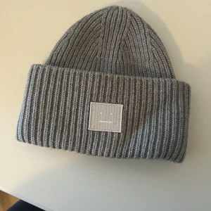 Acne mössa - Säljer min gråa acnemössa💗 den är använd en gång, men den är som ny och har inga sminkfläckar💗💗