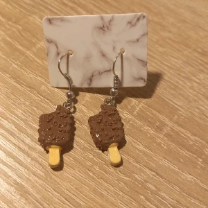 Bruna glass örhängen🍦 - Bruna glass örhängen med silver krokar. 