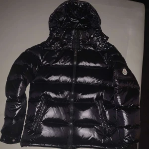Moncler Maya - Tjaaaa!! Jag säljer denna moncler maya jackan som jag har fått som födelsedagspresent. Den är helt ny och oanvänd. Tveka inte på att höra av dig om du har några frågor eller funderingar. Jag säljer den för att jag är i behov av pengar just nu :(