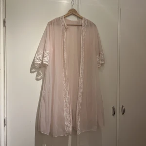 Rosa vintage neglige, soft girl. 🩷 - Supersöt vintage neglige i rosa och spets. Fint skick, sparsamt använd av mig men köpt begagnad. Passar de flesta, utan storlekstag. 