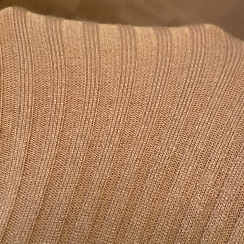 En beige polo tröja med stretchit och jätteskönt material.. Tröjor & Koftor.