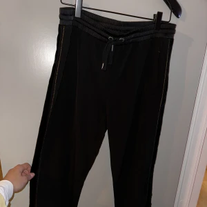 Coola raka byxor - Coola raka byxor som sitter åt över rumpan med snörning i midjan och fickor med dragkedja. Sammet och guld på utsida ben. Även stretchiga och bekväma! Använda 1ggr