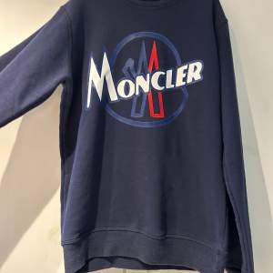Fin sweatshirt från Moncler i storlek S, några år gammal men knappt använd😊