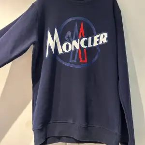 Fin sweatshirt från Moncler i storlek S, några år gammal men knappt använd😊
