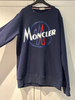 Moncler sweatshirt  - Fin sweatshirt från Moncler i storlek S, några år gammal men knappt använd😊