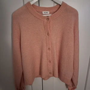 Kofta - ¡¡INTRESSEKOLL!! Intressekoll på min fina nyköpta tröja från American vintage. Super bra skick bara använd ett fåtal gånger, färgen på tröjan ger inte rättvisa pga ljuset (se sista bilden). Tröjan är köpt i london❤️Nypris 1700kr