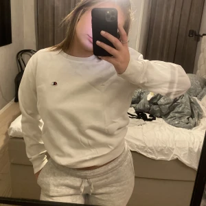 Champion tröja  - Säljer min fina Champion Tröja då den inte kommer till någon användning mera, storlek S  Inga skador på tröjan utan som ny Ny pris 400 kr 💞