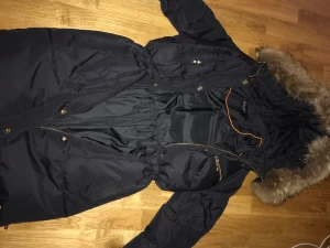 Hollister vinterjacka  - Jag säljer min hollister vinter jacka, detta  eftersom att den bara har legat i garderoben sen jag fick den i början av året. Jackan är i bra skick och har inga defekter. Priset kan diskuteras.🌸