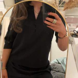 En jättefin svart blus från vero moda i storlek S💗💗
