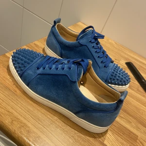 Christian Louboutin - Säljer mina loubs till sjukt bra pris då ja ska köpa bil. Nypris 8000, kvitto finns. Även extra spikar och snören. 