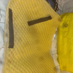 Schabrak - Säljer mitt gula schabrak i st full. Använt 4 ggr, 