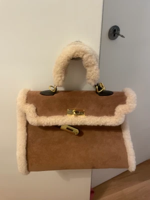 Jättesnygg väska - Söt väska från handbagage resort. Inne i väskan har sömnen på innerfickan börjat lossa men det är inget som syns.