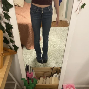 Never denim Jeans Low Flare  - Köpt på Bik Bok, längd 31, midja Xs. Ett hål på rumpan men det är fixat.