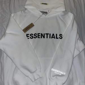 Säljer en helt ny Essentials hoodie i färgen vit  Storlek :S