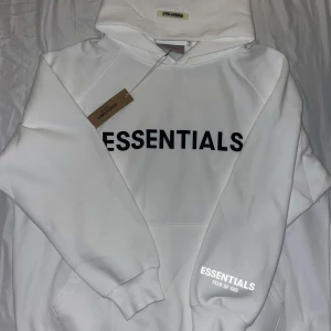 Essentials hoodie  - Säljer en helt ny Essentials hoodie i färgen vit  Storlek :S