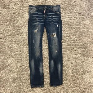 DSQUARED JEANS  - Skick: 7/10 lappen vid insidan är sönder  Nypris 4500 