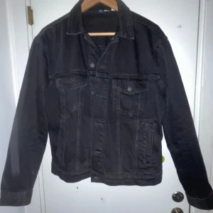 Jeans skjorta  - En svart nirvana jeans skjorta som säljs eftersom den inte passar mig!