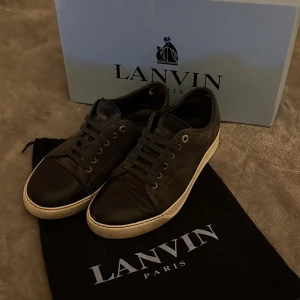 Lanvin skor  - Ett par snygga lanvin skor i skick 7,5/10. Size 6uk (40-41,5)  färgen är Dark gray,de är bara lite slitna i hälen,hör gärna av er!
