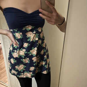 Klänning/tunika  - En väldigt söt blommig klänning i bomull. Mer som en tunika då den är väldigt kort. Perfekt till sommaren! 