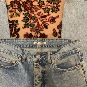 Our Legacy Jeans - Jeans från Our Legacy, raka ben och medelhög midja. Ljus tvätt och superfräscha, använda en gång. Liten liten missfärgning/fläck som syns på sista bilden men absolut inte i verkligheten. Nypris 3600kr. 